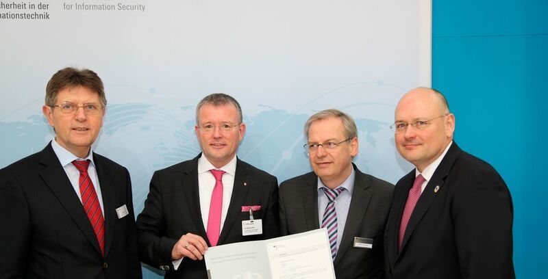 BSI-Zertifizierung für die mobile AusweisApp2: (v. l.) Klaus Vitt, Dr. Stephan Klein, Bernd Kowalski und Arne Schönbohm (BSI)