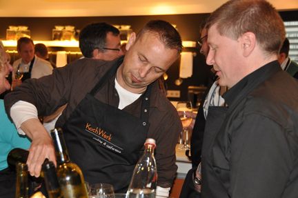 Stefan Mittler (b.com) schenkt Thomas Gerstner (PC Schmiede) ein.  (Archiv: Vogel Business Media)