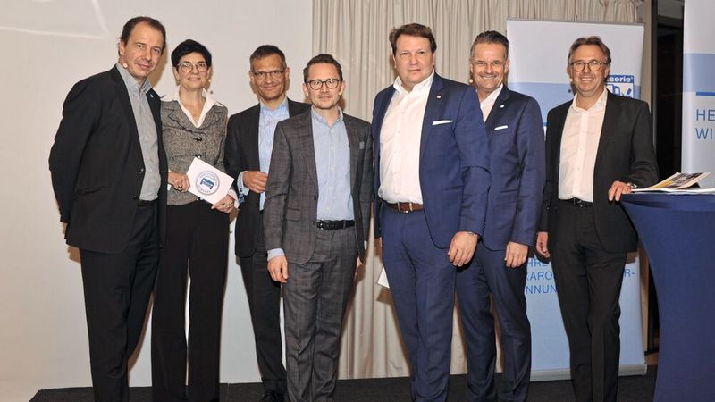 V. l.: Stefan Bäckmann (Kfz-Innung Köln), Geschäftsführerin Claudia Weiler, Dr. Kurt-Christian Scheel (ZDK), Prof. Dr. Benedikt Maier (IfA), Thomas Aukamm (ZKF), Oliver Nienhaus und Arndt Hürter (Karosseriebauer-Innung Köln)(Bild:  Innung Köln)