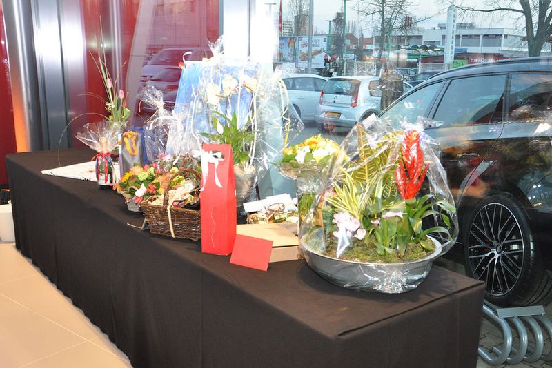 Zahlreiche Besucher, darunter viele langjährige Kunden, hatten Geschenke zum Start mitgebracht. (Foto: Grimm)