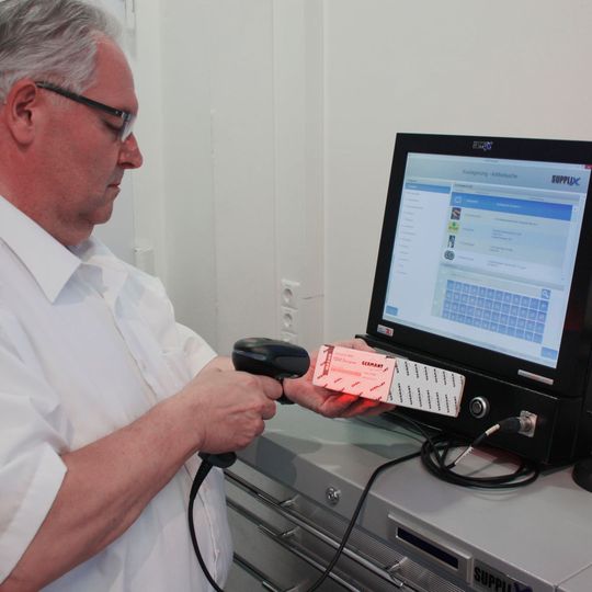 Per Barcode-Scanner werden Waren in das System eingelesen. Der TSM kontrolliert den Lagerbestand, bestellt selbstständig und verhindert so etwa Maschinenstillstandzeiten.(Bild:  Bedrunka + Hirth)