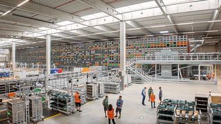 Beispiel für eine Investition in Digitalisierung: Das neue automatische Kleinteilelager von BLG in Meerane. Es ist mit den Automobilproduzenten in der Region vernetzt und stellt Waren genau dann bereit, wenn sie dort gebraucht werden. (BLG Logistics Group)