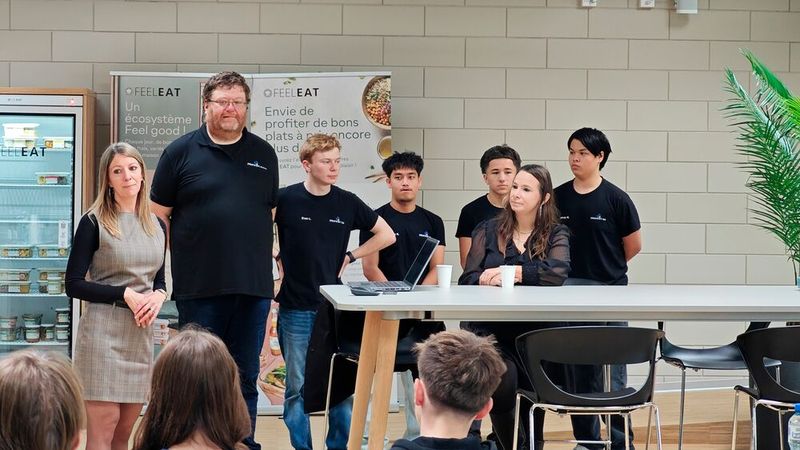 Toute l'équipe du jour de Monnin SA. Mme Cindy Jobin, responsable RH, M. David Vedelago, responsable de la Monnin Academy, Mme Aurore Gangi-Lovis, spécialiste RH, ainsi que quatre des six apprentis, guides de la journée (Merci à Xavier Bourquin, Evan Léchot, Fabio Eggli, Dany Schneider, Samir Khadimi et Alexy Krahenbuhl). (Source : Pierre-Yves Kohler)