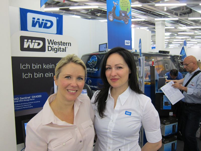 Western Girls: Janna Grosse (l.) und Daniela Pitzalis, Western Digital (IT-BUSINESS)
