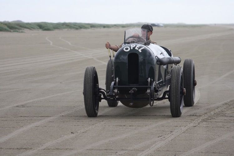 Aus den Unmengen an Hubraum mobilisiert das Fahrzeug 260 PS. (Bild: Opel)