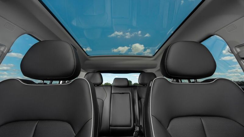 Die Basisversion verfügt bereits über ein großes Glaspanoramadach. (Bild: Chery)