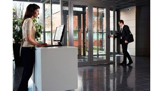 Auch Zutrittskontrollen könnten zukünftig IoT-basiert ablaufen. (Quelle: Axis Communications)