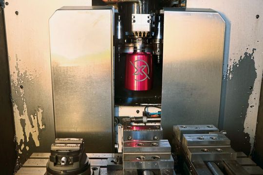 Der Haubex lässt sich einfach zu den Werkzeugen in den Werkzeugwechsler hängen. So kann die Maschine in der Mittagspause oder selbst nach Schichtende mannlos weiterarbeiten.(Bild:  Sonnenberg)