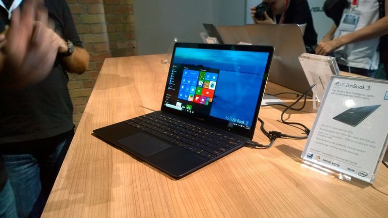 Das 12,5-Zoll-Notebook Zenbook 3 bringt weniger als ein Kilogramm auf die Waage. (Vogel-IT Medien)