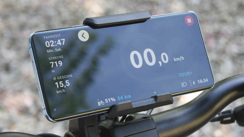 Im sogenannten „Drive Screen“ kann man alternativ auch auf die Bordcomputeranzeige wechseln. Praktisch: Hier werden auch Uhrzeit und Ladestand des Smartphones eingeblendet. (Bild: sp-x / Mario Hommen)