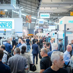 Voller Messegang am ersten Messetag der AMB 2026.(Bild:  Thomas Wagner / Messe Stuttgart)