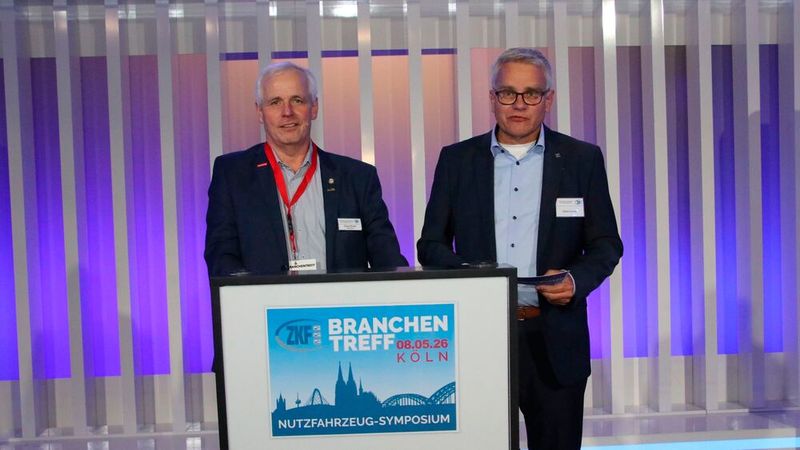 ZKF-Vizepräsident Claus Evels (l.) und ZKF Geschäftsführer Nutzfahrzeuge Dierk Conrad führten durch das Nfz-Symposium. (Bild: Klasing)