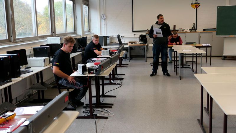 Letzte Instruktionen zur Prüfung der elektrischen Kenntnisse der Kandidaten – Diagnose an einer PDC-Anlage. (Bild: Wenz| VCG)