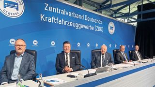 Das ZDK-Präsidium, Präsident Jürgen Karpinski (Mitte) mit den Vizepräsidenten Wilhelm Hülsdonk (2. von links) und Thomas Peckruhn, Hauptgeschäftsführer Dr. Axel Koblitz (rechts) und Ulrich Köster, Geschäftsführer Öffentlichkeitsarbeit (links).  (Bild: ZDK)