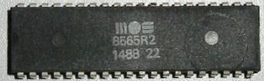 Ein weiteres essentielles Merkmal des C64 war der Video Interface Controller VIC-II (hier in einer späteren Revision MOS 8565R2, die in späteren C64-Modellen zum Einsatz kam). Der VIC-II besaß eine Palette von 16 Farben, verfügte über zwei Video-Modi und konnte als besondere Eigenschaft überlagernde Sprites darstellen. Zudem nahm der Grafik-Chip dem Prozessor einige dedizierte Aufgaben ab. (gemeinfrei)