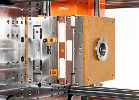 Das Wärmemanagement am Spritzgießwerkzeug entscheidet durchaus über die konstante Qualität der Kunststoffverarbeitung. Deshalb hat Hasco eine Reihe von Wärmeisolierplatten zu bieten, die den Spritzgießer nicht nur dabei effektiv unterstützen.(Bild:  Hasco)
