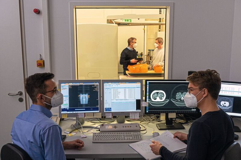 Prof. Dr. Franz Pfeiffer (hinten links) und sein Team kombinieren in einem Prototyp klassische Röntgen-Computertomographie und Dunkelfeld-Röntgenverfahren. Hinten rechts: Dr. Thomas Koehler, vorne links: Clemens Schmid, vorne rechts: Manuel Viermetz (Astrid Eckert / TUM )