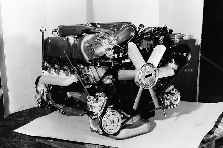Der 184 kW/250 PS kräftige 6,3-Liter-V8 machte aus dem 300 SEL Deutschlands schnellste Serienlimousine. (Daimler)