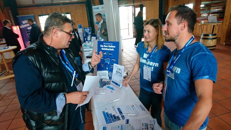 Im Schloss Diedersdorf tauschte sich Aetka-Partner Sven Purann (v.l.) über Online-Leistungen mit Nora Claus und Robert Ahner (eCom-Team Aetka) aus. (Aetka)