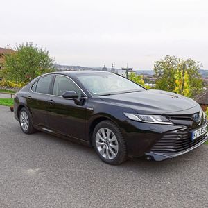 Seit gut einem Jahr ist der Camry der achten Generation nun wieder da – und setzt voll auf den Hybridantrieb.(Bild:  Sven Prawitz/»Automobil Industrie«)