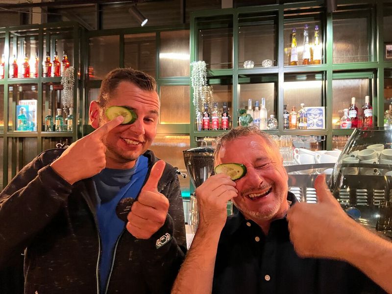 Jörg Lehmann (Allgeier IT Services) und Peter Schittko (C4B) drücken ein Auge zu. (Bild: C4B)