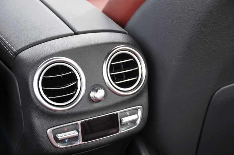 Mit der Klimaanlage können Fahrer und Mitfahrer die Temperatur getrennt regulieren. (Foto: Richter)