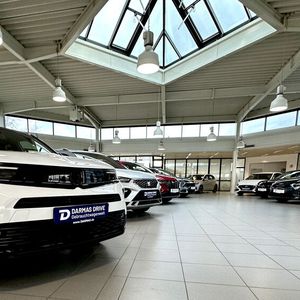 Auf insgesamt 5.000 qm Ausstellungsfläche stehen 200 Gebrauchtwagen zur Verfügung.(Bild:  Darmas)