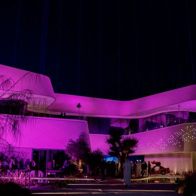Schillert nicht nur nachts: Im vergangenen Jahr eröffnete das Brand Center des Mercedes-Generalimporteurs Gargash in Dubai. (Bild: Gargash)