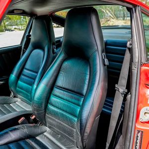 Auch der Innenraum präsentiert sich in tadellosem Zustand. Einzig der Fahrersitz weist ein paar typische Gebrauchsspuren auf.(Bild:  Kickdown)