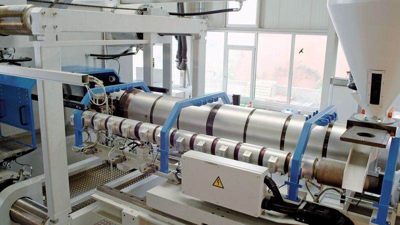 Maßgeschneidert zur Produktion von Formteilen der obersten Volumen- und Gewichtsklasse mit langen Kühlzeiten kann die Anlage mit einer sequentiellen Bewegungsfolge betrieben werden. Dies ermöglicht ein Einpumpenlayout für die Hydraulikanlage. (Bild: Ettlinger)