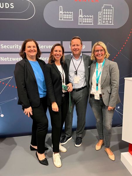 Ein Besuch auf dem Stand von TIM lohnt sich immer: (v. l.) Lilli Kos (IT-BUSINESS), Stefanie Eilenstein und Jörg Eilenstein (beide TIM) mit Stephanie Steen (IT-BUSINESS) (Bild: Vogel IT-Medien GmbH)