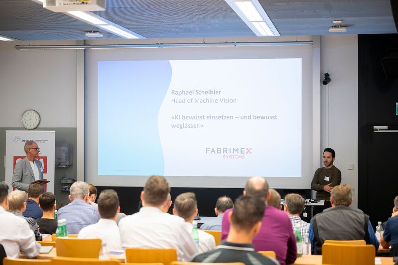 Raphael Scheibler, Head of Machine Vision bei Fabrimex Systems in seinem Referat wie KI bewusst eingesetzt oder bewusst weggelassen wird. (Bild: Thomas Entzeroth)