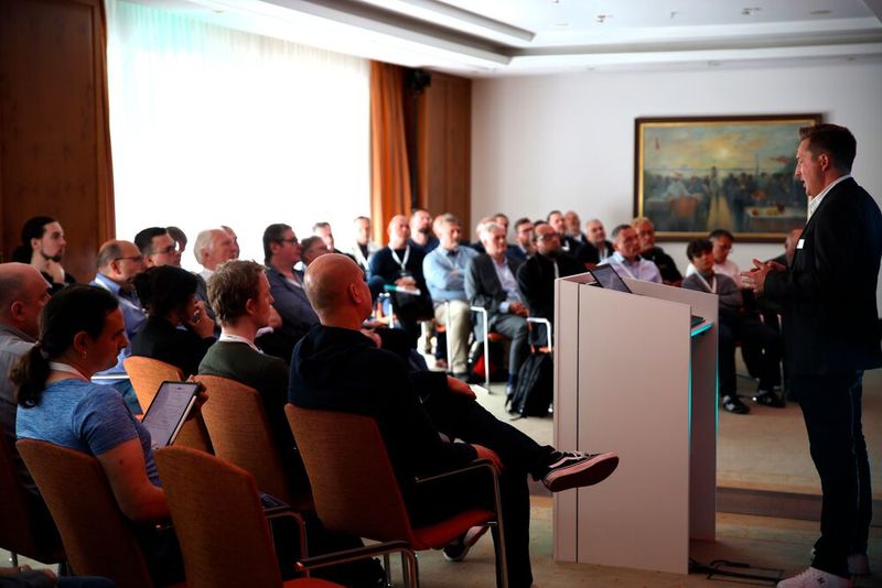 Großes Interesse im Tech-Track: Frieder Kettel, Sophos, füllte den Raum mit der Frage, wie wir die IT-Sicherheit langfristig, zukunftssicher und resilient aufstellen. (Bild: Vogel IT-Akademie)