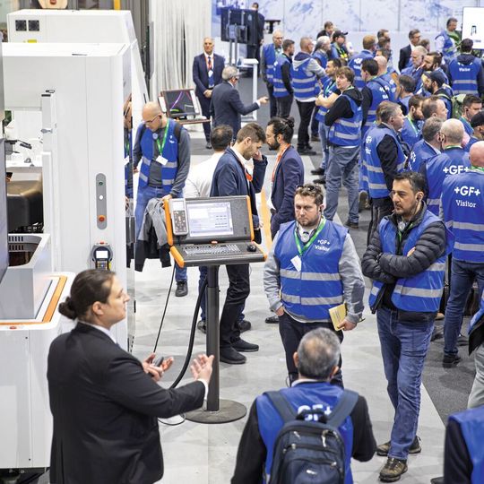 Im Produktionszentrum in Losone werden die Besucher getrennt in Gruppen für die Werksbesichtigung und Live-Demos auf den Maschinen.(Bild:  GF Machining Solutions)