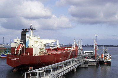 Der Ölhafen verfügt über ein Tanklager mit einem Fassungsvermögen von 700000 m³. Der Umschlag von Flüssiggütern ging im Jahr 2009 um 14% auf 4 Mio. t zurück.  (Archiv: Vogel Business Media)