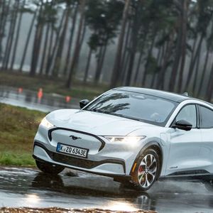 Bis zu 610 Kilometer Reichweite sollen mit dem Mustang Mach-E möglich sein.(Bild:  Ford)