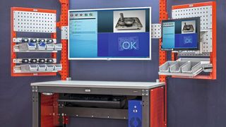 Das Bild zeigt den Montagegeplatz Ergosmart mit dem Assistenzsystem „Der Schlaue Klaus“. (Bild: Sebastian Hauenstein/Krieg)