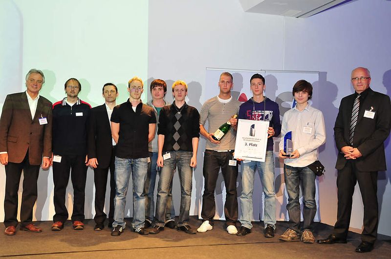 Auch sie hatten zur Verstärkung Schüler mit nach Würzburg gebracht. (Archiv: Vogel Business Media)