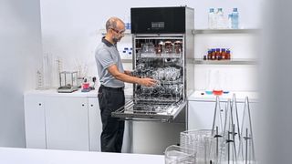 Mit nur 65 Zentimetern Breite sind Miele-Laborspüler der Serie Slim Line geeignet, wenn bei wenig Platz viel sauberes Laborglas gebraucht wird. In der Generation PLW 7111 passt eine intelligente Technologie die Pumpenleistung den jeweiligen Prozessschritten an.  (Bild: Miele)