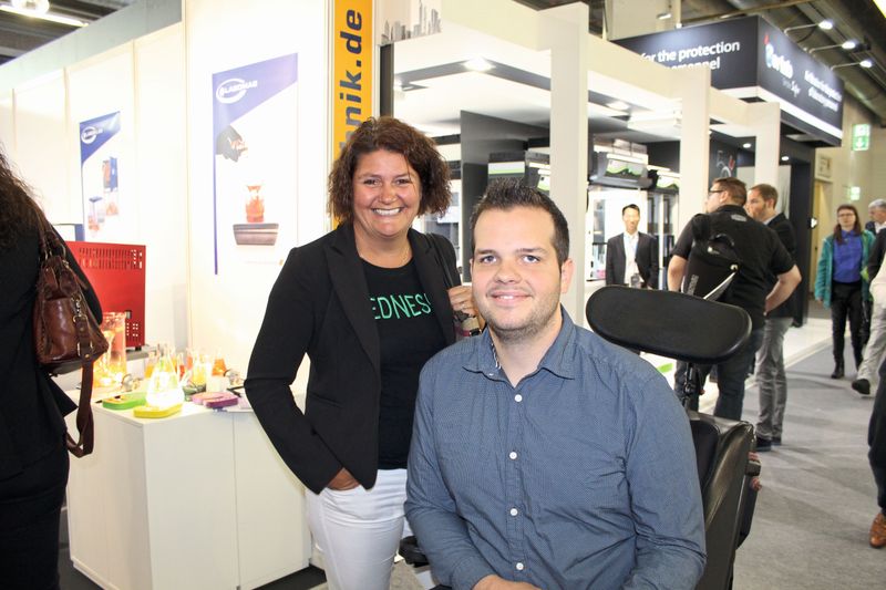 “We are from a glass packing company and are looking for other competitors and their machines. We're only here for one day, not looking for a real highlight, just for the experience,” Simon Kroes & Ester Smeeman, NAF-VSM, Netherlands. (Bild: PROCESS)