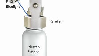 Der Subminiatursensor vom Typ F 10 Bluelight erkennt den schwarzen, glänzenden Flaschendeckel auch unter ungünstigem Winkel und bei erheblichen Vibrationen sehr zuverlässig. (Bild: Sensopart)