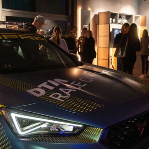 Ein Highlight war der Formentor VZ 5, den Rennfahrer Sebastian Stahl für Ausfahrten mitgebracht hatte.(Bild:  Matthias Trupp)