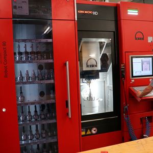 Die Programmierung der Micro HD laufe nach Erfahrung des Innerbichler-Prokuristen Jochen Fill einfach und schnell ab. Auch habe man sämtliche Programme von der älteren Kern-Micro direkt auf die neue Kern-Micro-HD übertragen können.(Bild:  Kern Microtechnik)