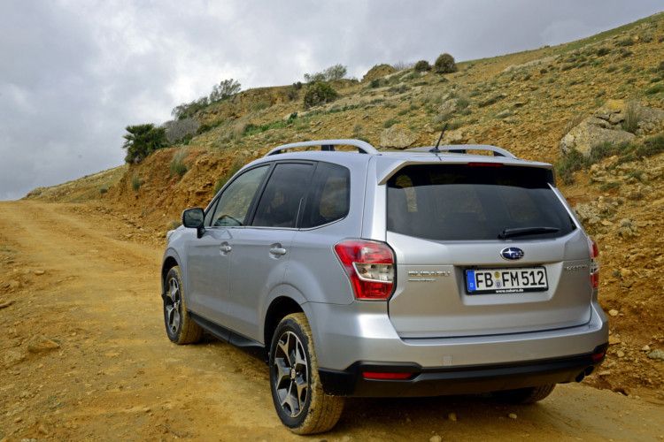 Der Forester verfügt neben einer elektronischen Berganfahr- auch über eine Bergabfahrhilfe. Außerdem lässt sich bei den Varianten mit CVT-Getriebe per Knopfdruck das „X-Mode“ genannte Kontroll-System aktivieren, das für Fahrten unter 40 km/h ausgelegt ist. (Foto: Subaru)