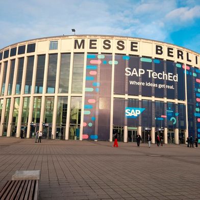 Außen alt, innen Zukunft: Der Rundbau der Messe Berlin  wurde am 26. September 1936 eröffnet und war das damalige Herzstück der „Großen Deutschen Funk-Ausstellung“. 2025 haben sich rund 2.800 SAP-Kunden und -Partner auf nach Berlin zur SAPVeranstaltung „TechEd“ gemacht.  (Bild: Dietmar Müller)