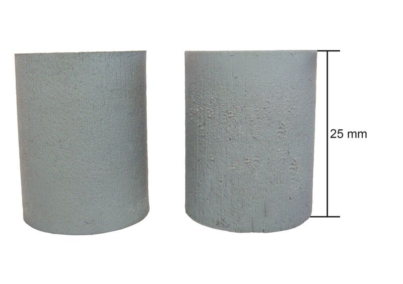 Durch Verschleiß an den Düsen verliert der Wasserstrahl mit zunehmender Strahllänge an Schneidkraft. Auf der Strahlausgangsseite an der Schnittkante des Werkstoffs können dann Riefen auftreten (rechts). (Bild: KMT)