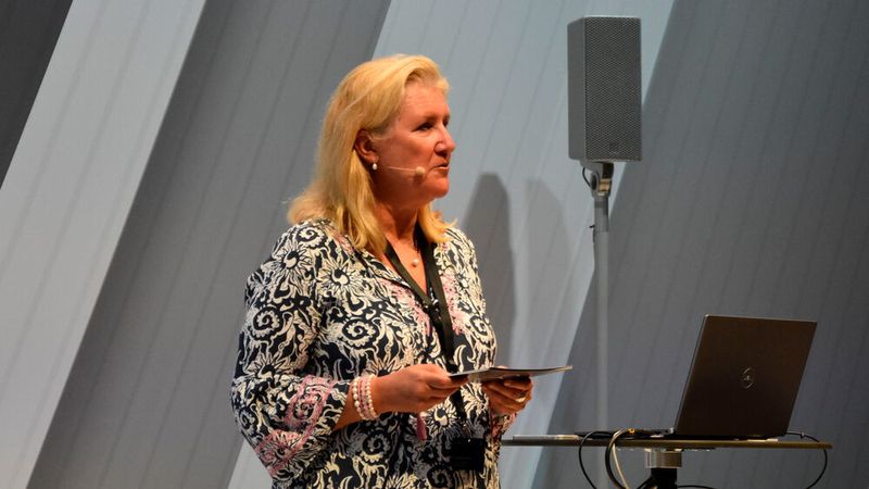 Marion Friese, Leiterin Marketing bei Mercedes-Benz Vans, beschrieb die veränderte Optik der Fahrzeuge. (Bild: Simon – VCG)