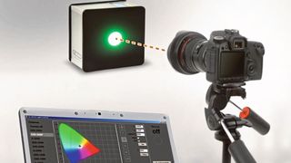 Kamera kalibrieren: Mit einer speziellen Software lassen sich beliebige Farbkoordinaten aus einem größeren Farbraum als sRGB einstellen. Zusammen mit einer programmierbaren Referenz-Lichtquelle lassen sich optoelektronische Systeme prüfen und kalibrieren.  (Bild: GL Optic)