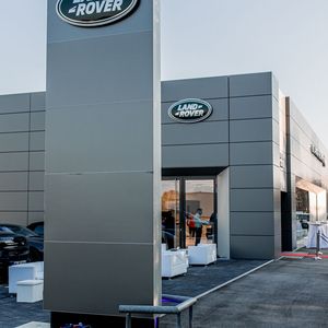 Avalon Premium Cars hat in Heilbronn seinen Land-Rover-Showroom neu eröffnet.(Bild:  Jaguar Land Rover)