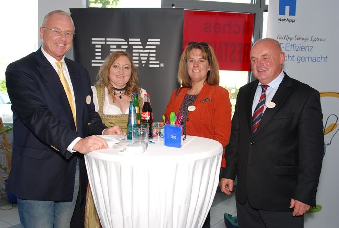 Zusammenkunft von Bernd Reichert, IBM Senior Solution Sales Professional, Anette Karl, Business Development Manager IBM bei Arrow, Sabrina Broens, IBM GTS Channel Manager, und Harald Herrmann, IBM BPO, im Anschluss an den Cloud-Launch. (Pielenz-Fotodesign)